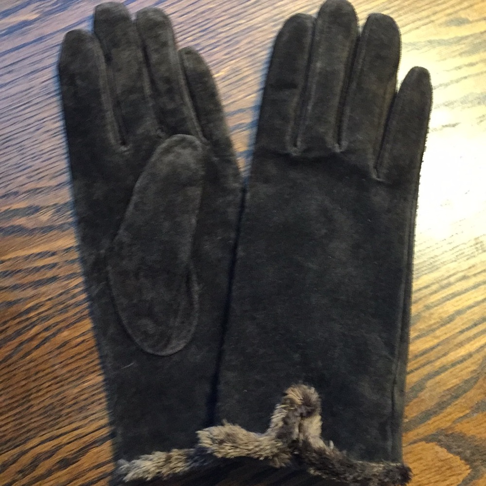 Elegant Black Suede Gloves with Faux Fur Trim